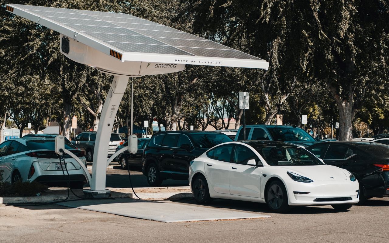 Elektrikli Araçları Şarj Etmek için Ne Kadar Güneş Paneline İhtiyaç Vardır?